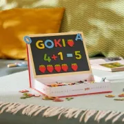Joc magnetic educativ goki ,   litere, cifre e i primele exercitii de scriere e i calcul (3+ ani)
