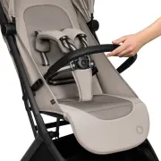 Carucior 2 in 1, Lionelo, Sia Flex, 7.6 kg, Include landou pliabil pe cadru, Ultracompact, Pliere rapida cu o mana, Copertina UPF50+, Cu accesorii incluse, 0-48 luni, Sustine 22 kg, Bej BYNLO-SIA_FLEX_BEIGE_SAND