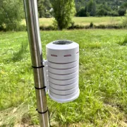 Carcasa protectie senzor meteo exterior, ventilator solar integrat, ecranare radiatii solare UV, protectie ploaie, TFA 98.1111.02