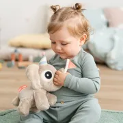 Jucarie de plus in cutie cadou Done by Deer Cuddle Bestie Elphee Bej