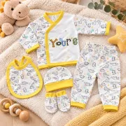 Set nou-născut băiețel 5 piese, alb cu galben, imprimeu dinozauri, bluză, pantaloni, căciuliță, bavetă și mănuși mtr32sbs-3