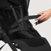 Carucior sport, Lionelo, Bett, Compact, Pliere rapida cu o mana, Copertina impermeabila UPF50+, Cu organizator ThermBag si accesorii, 6-48 luni, Sustine 22 kg, Black Onyx BYNLO-BETT_BLACK_ONYX
