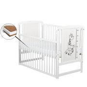BabyNeeds - Patut din lemn Timmi Girafa 120x60 cm, cu laterala culisanta, Alb + Saltea 10 cm BYNBOTIMG10CM03AL