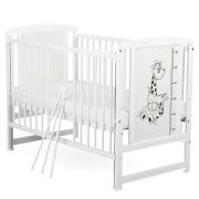BabyNeeds - Patut din lemn Timmi Girafa 120x60 cm, cu laterala culisanta, Alb + Saltea 10 cm BYNBOTIMG10CM03AL
