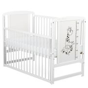 BabyNeeds - Patut din lemn Timmi Girafa 120x60 cm, cu laterala culisanta, Alb + Saltea 10 cm BYNBOTIMG10CM03AL
