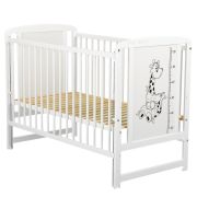 BabyNeeds - Patut din lemn Timmi Girafa 120x60 cm, cu laterala culisanta, Alb + Saltea 10 cm BYNBOTIMG10CM03AL