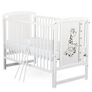 BabyNeeds - Patut din lemn Timmi Girafa 120x60 cm, cu laterala culisanta, Alb + Saltea 8 cm BYNBOTIMG8CM03AL