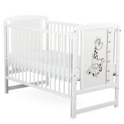 BabyNeeds - Patut din lemn Timmi Girafa 120x60 cm, cu laterala culisanta, Alb + Saltea 8 cm BYNBOTIMG8CM03AL