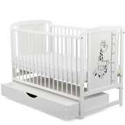 BabyNeeds - Patut din lemn Timmi Girafa 120x60 cm, cu sertar, Alb + Saltea 10 cm BYNBOTIMG10CM02AL