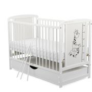 BabyNeeds - Patut din lemn Timmi Girafa 120x60 cm, cu sertar, Alb + Saltea 12 cm BYNBOTIMG12CM02AL
