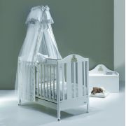 Patut Bebe Din Lemn Masiv, Cu Sertar, Roti, Laterale Culisabile Si Inaltime Reglabila A Saltelei, Theo Alb, 127x63 Cm Pjbtheo_bi