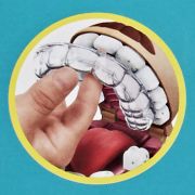 PLAY-DOH SET DENTISTUL CU ACCESORII SI DINTI COLORATI VIVF1259