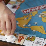 JOC MONOPOLY CALATORESTE IN JURUL LUMII VIVF4007