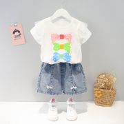 Costumas cu bluzita alba si pantalonasi din blugi - fundite (marime disponibila: 6-9 luni (marimea 19 incaltaminte)) mbxq1926-1-dg.6-9 luni (marimea 19 incaltaminte)