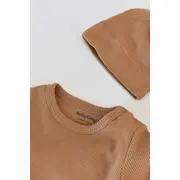 Set 3 piese: body cu maneca lunga, panataloni lungi si caciulita din bumbac organic si modal - Maro (Marime: 3-6 Luni) JEMBC-CSYM22506-3