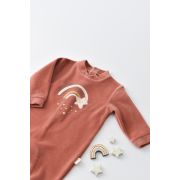Salopeta Curcubeu cu maneca lunga si botosei din 80%bumbac organic si 20% poliester - Caramiziu, Baby Cosy (Marime: 3-6 Luni) JEMBC-CSYK6004-3