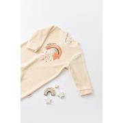 Salopeta Curcubeu cu maneca lunga si botosei din 80%bumbac organic si 20% poliester - Crem, Baby Cosy (Marime: 3-6 Luni) JEMBC-CSYK6001-3