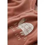 Set Broscuta cu salopeta si body din 80%bumbac organic si 20% poliester - Caramiziu, Baby Cosy (Marime: 6-9 luni) JEMBC-CSYK6022-6