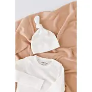 Set 3 piese: bluzita cu maneca lunga, panataloni lungi si caciulita din bumbac organic si modal - Ecru, Baby Cosy (Marime: 9-12 luni) JEMBC-CSYM21510-9