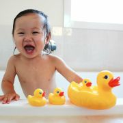 Set de joaca de baie, Ratusca cu trei bococi, Fara gauri, Playgro BYN822020