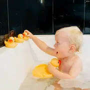 Set de joaca de baie, Ratusca cu trei bococi, Fara gauri, Playgro BYN822020