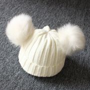 Caciulita Alex cu 2 pampoane (Culoare: Crem) JEMdrl1264