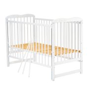 Qmini - Patut din lemn Agata 120x60 cm, Cu laterala culisanta, Din lemn de pin, Stabil si rezistent, Inaltime saltea reglabila pe 3 nivele, Laterala cu 3 bete detasabile, EN716-1, EN716-2, Alb + Saltea 10 cm BYNQMAGA10CM03AL