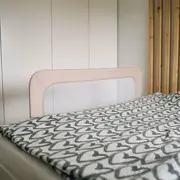 Bariera de protectie pentru pat bebe, Rabatabila, Instalare usoara, Dimensiune 135 x 57 cm, FreeON, Little Dots, Beige BYN48464