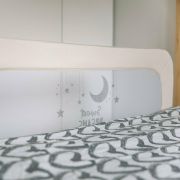 Bariera de protectie pentru pat bebe, Rabatabila, Instalare usoara, Dimensiune 135 x 57 cm, FreeON, Sweet Dreams, Light Beige BYN48471