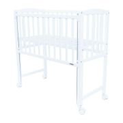 Patut din lemn certificat FSC cu laterala culisanta, Cu roti, 90x40 cm, Mateo, Conform cu standardele de siguranta EN 716-1:2008, EN 716-2:2008, New Baby, White BYN51057