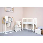 Patut din lemn certificat FSC cu laterala culisanta, Cu roti, 90x40 cm, Mateo, Conform cu standardele de siguranta EN 716-1:2008, EN 716-2:2008, New Baby, White BYN51057