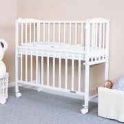 Patut din lemn certificat FSC cu laterala culisanta, Cu roti, 90x40 cm, Mateo, Conform cu standardele de siguranta EN 716-1:2008, EN 716-2:2008, New Baby, White BYN51057