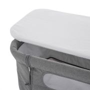 Feedo - Patut co-sleeper, Pliabil, Reglabil in 5 pozitii, Cu laterala detasabila, Include geanta de transport si salteluta, Cu roti, Greutate maxima suportata 9 kg, 0-5 luni, Gri BYN925112