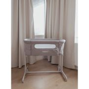 Feedo - Patut co-sleeper, Pliabil, Reglabil in 5 pozitii, Cu laterala detasabila, Include geanta de transport si salteluta, Cu roti, Greutate maxima suportata 9 kg, 0-5 luni, Gri BYN925112