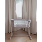 Feedo - Patut co-sleeper, Pliabil, Reglabil in 5 pozitii, Cu laterala detasabila, Include geanta de transport si salteluta, Cu roti, Greutate maxima suportata 9 kg, 0-5 luni, Gri BYN925112