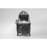 Lionelo - Patut pliant cu doua nivele Sven Plus, 120x60 cm, arcada jucarii, masuta de infasat, vibratii, melodii, conform cu standardele europeane de securitate EN716 si EN12221, Grey BYNLO-SVEN_PLUS_GREY_CONCRETE