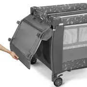 Lionelo - Patut pliant cu doua nivele Sven Plus, 120x60 cm, arcada jucarii, masuta de infasat, vibratii, melodii, conform cu standardele europeane de securitate EN716 si EN12221, Grey BYNLO-SVEN_PLUS_GREY_CONCRETE
