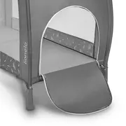 Lionelo - Patut pliant cu doua nivele Sven Plus, 120x60 cm, arcada jucarii, masuta de infasat, vibratii, melodii, conform cu standardele europeane de securitate EN716 si EN12221, Grey BYNLO-SVEN_PLUS_GREY_CONCRETE