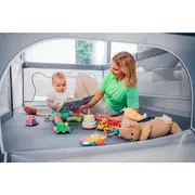 Lionelo - Tarc de joaca Willow, Pliere compacta, Include sacosa depozitare, Din plasa, Cu doua intrari laterale, Cu fermoar, Cu ventuze, Gri BYNLO-WILLOW_GREY_CONCRETE