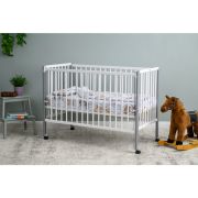 Patut din lemn bebe, 120x60 cm, Cu laterala culisanta, Din lemn de pin si mdf, Stabil si rezistent, Inaltime saltea reglabila pe 3 nivele, Laterala cu 3 bete detasabile, EN716-1, EN716-2, Alb, Qmini, Maya + Saltea 12 cm BYNQMMAY12CM03AL