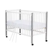 Patut din lemn bebe, 120x60 cm, Cu laterala culisanta, Din lemn de pin si mdf, Stabil si rezistent, Inaltime saltea reglabila pe 3 nivele, Laterala cu 3 bete detasabile, EN716-1, EN716-2, Alb, Qmini, Maya BYNQMMAY03AL