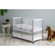 Patut din lemn bebe, 120x60 cm, Cu sertar cu capac, Din lemn de pin si mdf, Stabil si rezistent, Inaltime saltea reglabila pe 3 nivele, Laterala cu 3 bete detasabile, EN716-1, EN716-2, Alb, Qmini, Maya + Saltea 10 cm BYNQMMAY10CM02AL