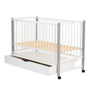 Patut din lemn bebe, 120x60 cm, Cu sertar cu capac, Din lemn de pin si mdf, Stabil si rezistent, Inaltime saltea reglabila pe 3 nivele, Laterala cu 3 bete detasabile, EN716-1, EN716-2, Alb, Qmini, Maya + Saltea 8 cm BYNQMMAY8CM02AL