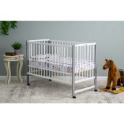 Patut din lemn bebe, 120x60 cm, Din lemn de pin si mdf, Stabil si rezistent, Inaltime saltea reglabila pe 3 nivele, Laterala cu 3 bete detasabile, EN716-1, EN716-2, Alb, Qmini, Maya BYNQMMAY01AL