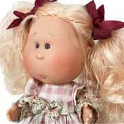Papusa Nines D'Onil, Mia, cu parul blond si funde rosii, cu articulatii, cu miros de vanilie, 30 cm