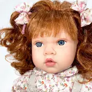 Papusa Nines D'Onil, Susette Liberty, cu parul roscat, cu fundite, cu miros de vanilie, 45 cm