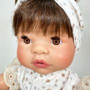 Papusa Nines D'Onil, Joy, cu parul saten, cu bentita alba, cu miros de vanilie, 37 cm