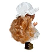 Papusa Nines D'Onil, Mia, cu parul portocaliu, cu palarie alba, cu articulatii, cu miros de vanilie, 30 cm