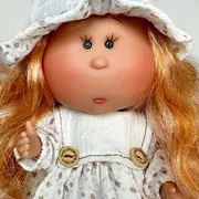 Papusa Nines D'Onil, Mia, cu parul portocaliu, cu palarie alba, cu articulatii, cu miros de vanilie, 30 cm