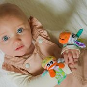Set jucarii zornaitoare, Playgro, Include sosete interactive si 2 bratari, Inchidere cu velcro, Stimuleaza dezvoltarea senzoriala si tactila, 6 luni+, Jungle Wrist Rattle and Foot Finder BYN188406